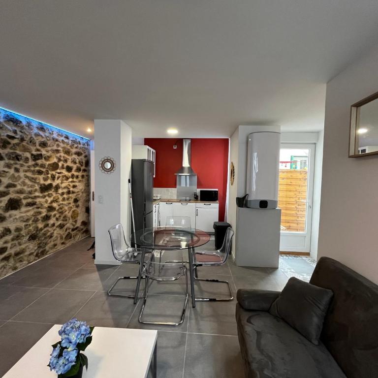 Escapade dans grand T2 de charme avec terrasse - Proche Gare et Centre ville - One-Bedroom Apartment - 29