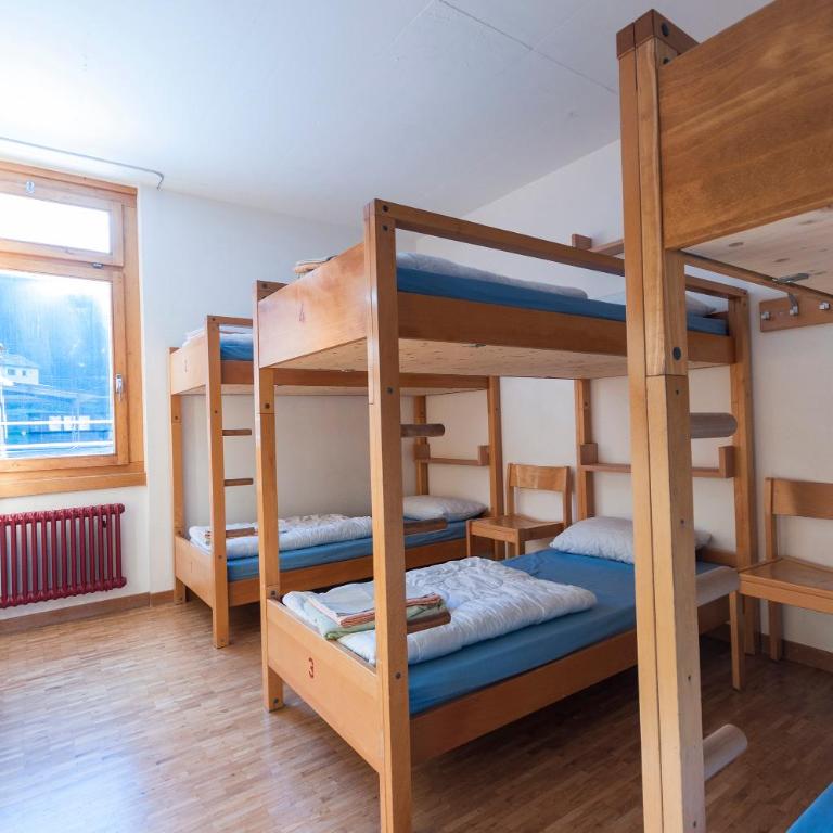 Pontresina Youth Hostel - Bett im 6-Bett-Schlafsaal mit Gemeinschaftsbad - 2