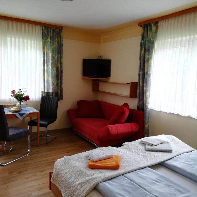 Pension Strauss - Doppelzimmer mit Gartenblick - 23