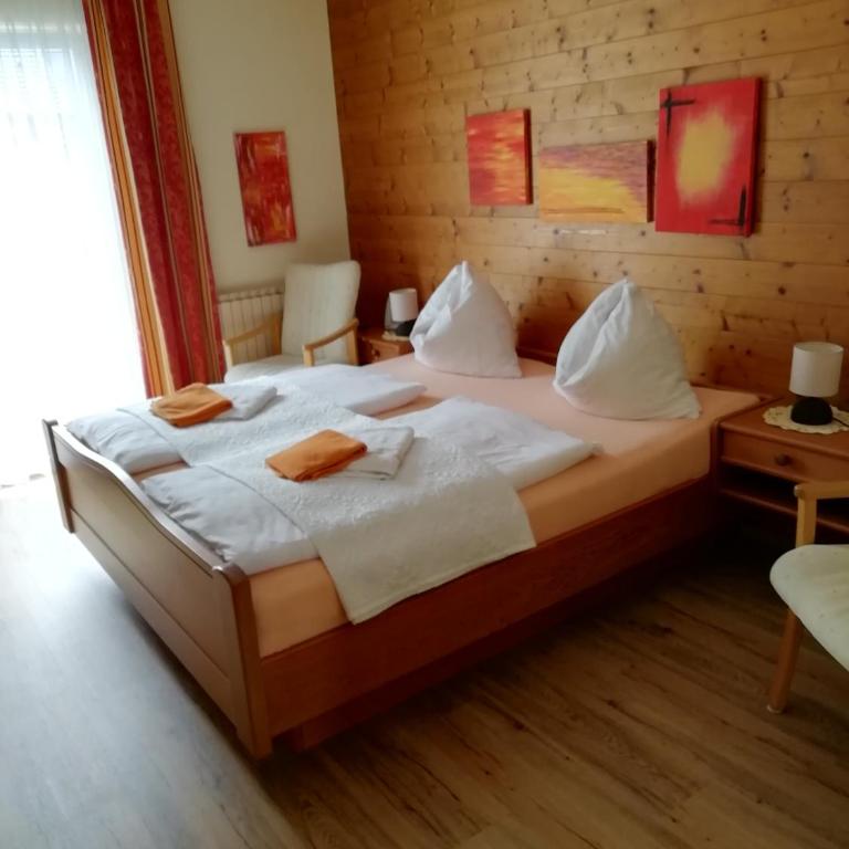 Pension Strauss - Doppelzimmer mit Gartenblick - 24