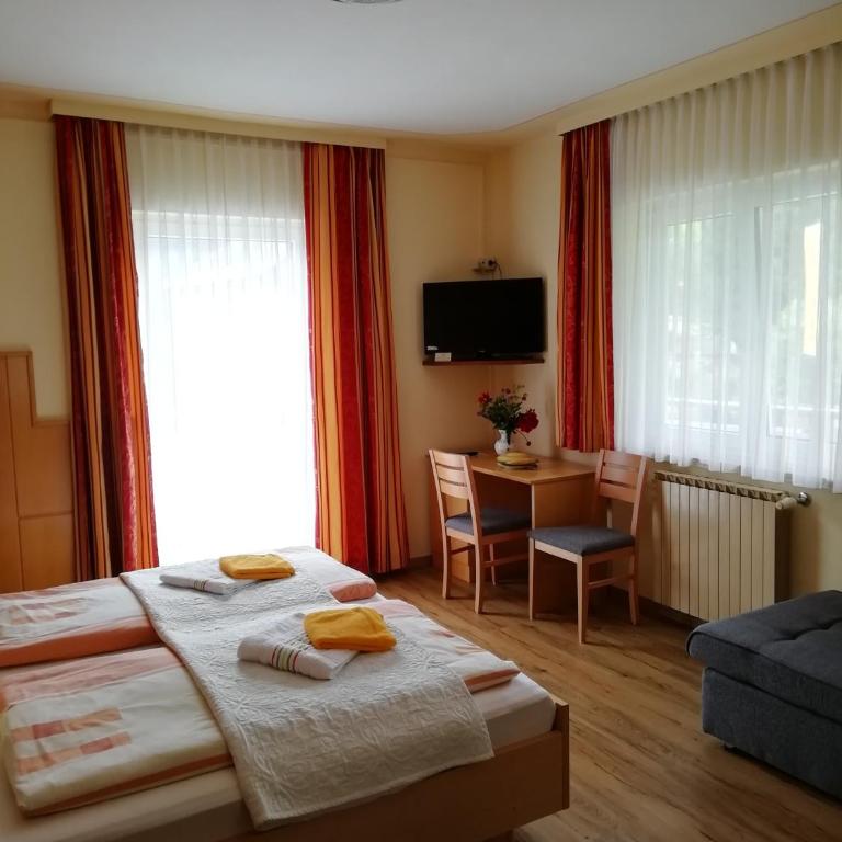 Pension Strauss - Doppelzimmer mit Gartenblick - 25
