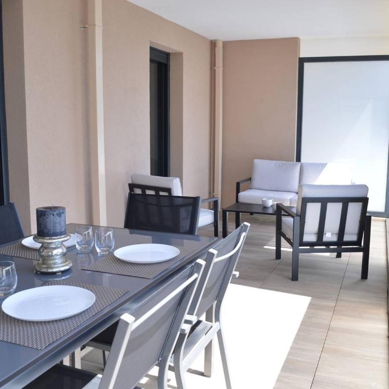 Appartement Neuf Climatisé, Terrasse, Parking, Plage à Pied, Cavalaire-sur-Mer - FR-1-226B-106 - Appartement - 2