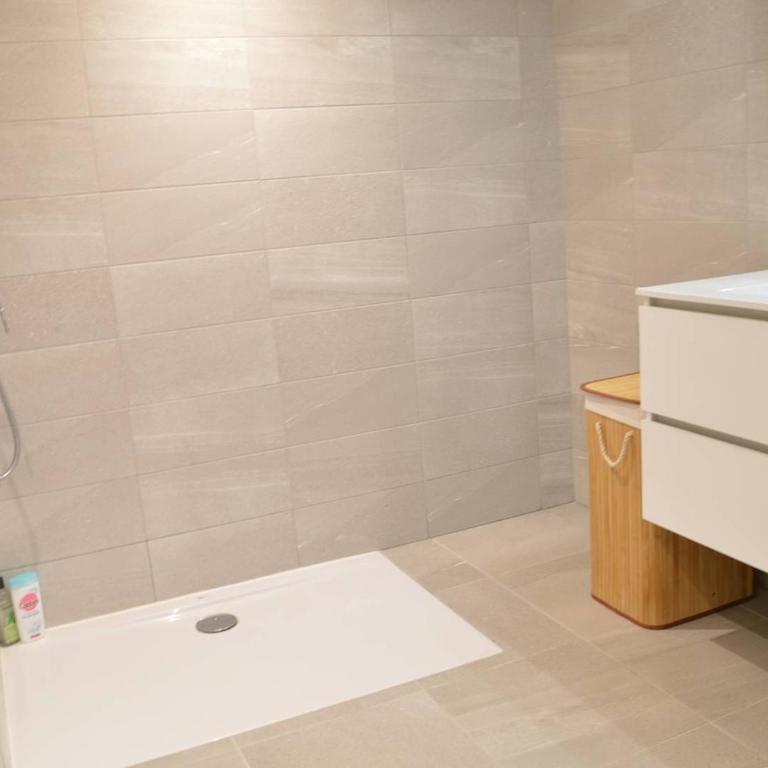 Appartement Neuf Climatisé, Terrasse, Parking, Plage à Pied, Cavalaire-sur-Mer - FR-1-226B-106 - Appartement - 3