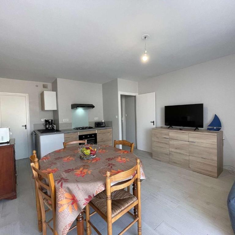 Appartement rénové 2 pièces, terrasse, parking privé, proche plage et commerces - FR-1-224C-192 - Apartment - 5