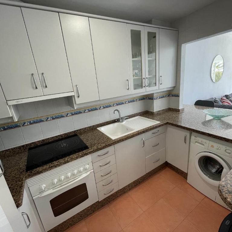 Beautiful 1 bedroom south facing apartment - Apartment with Balcony - 5