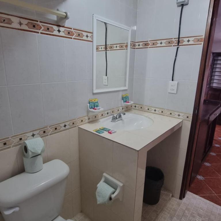 A una calle del ado 5ta avenida - Basic Triple Room - 11