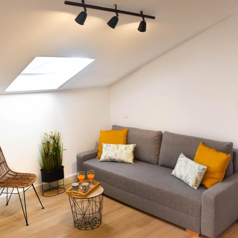 Holidays2Malaga Trinidad renovated 1 bedroom penthouse close to city center - Apartamento de 1 dormitorio - 2