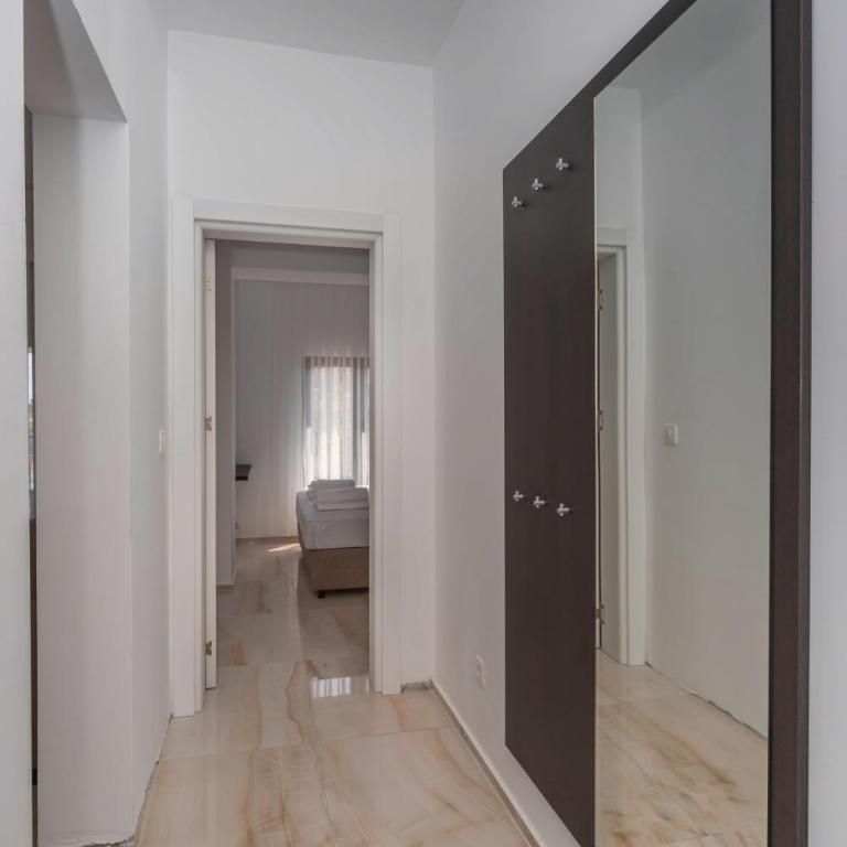 N Hotel - Deluks Dvokrevetna Soba sa Bračnim Krevetom i Balkonom - 1