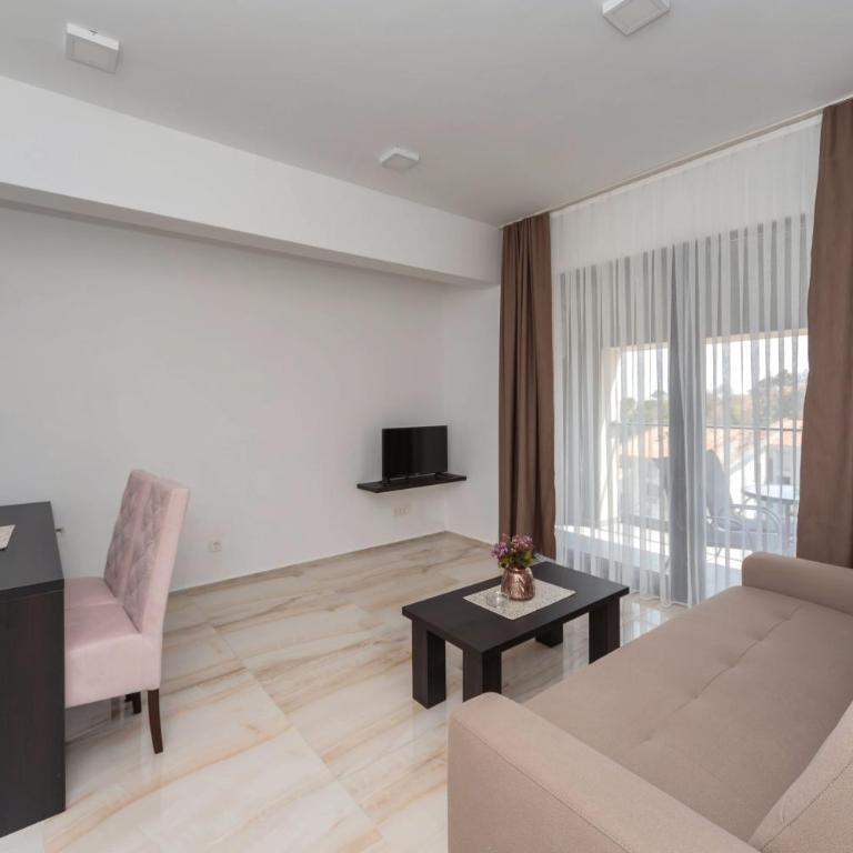 N Hotel - Deluks Dvokrevetna Soba sa Bračnim Krevetom i Balkonom - 3