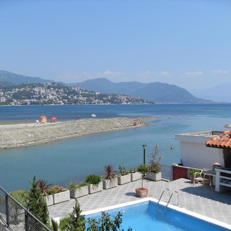 Apartments Sutorina - One-Bedroom Apartment with Balcony and Sea View - 1