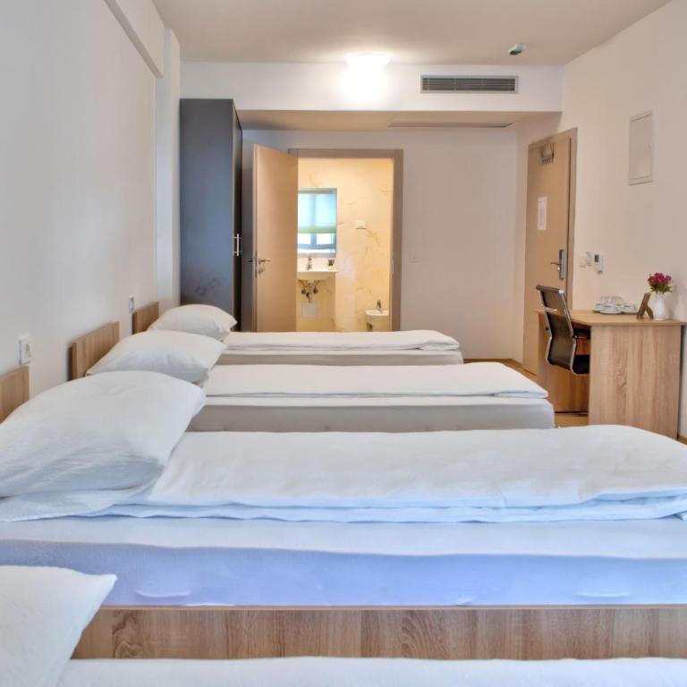 Hotel Dompes - Standard Quadruple Room - 5
