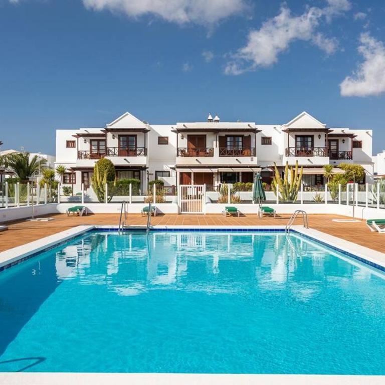 Sweet Celia - Two-Bedroom House - 1