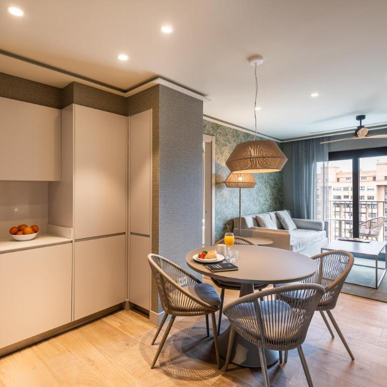 Apartamentos Core Suites Valencia - Apartment with Balcony - 3