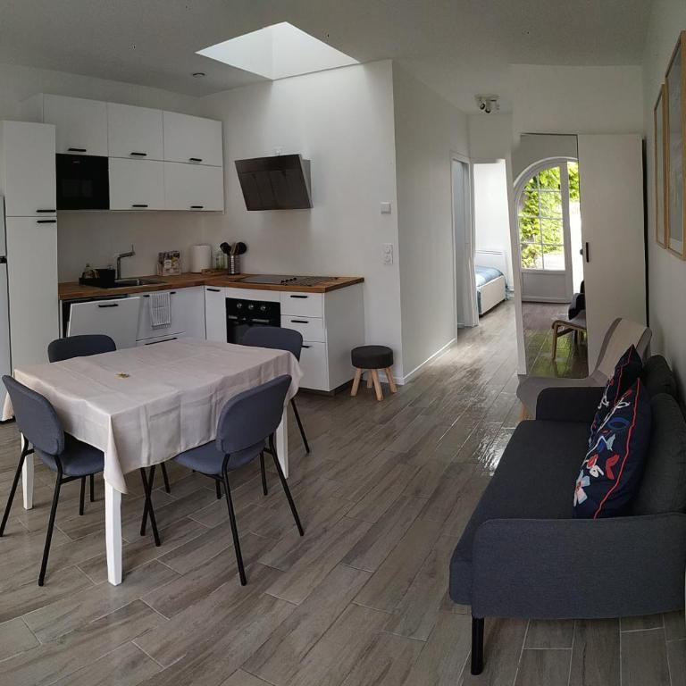 Charmant et lumineux logement, au cœur de Cabourg - Two-Bedroom Apartment - 9