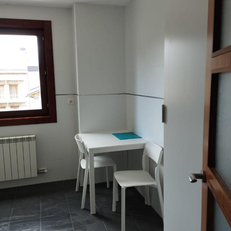 VUT-HU-22-247 Fabuloso Apartamento con vistas a la montaña El Abedul Luga 23 Castiello de Jaca - Appartamento con 2 Camere da Letto - 12