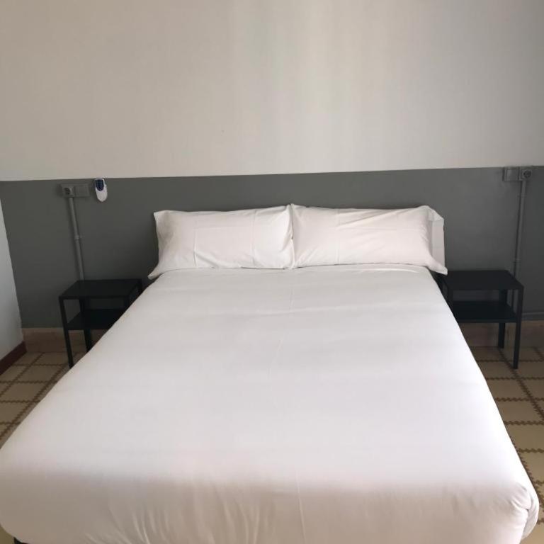 Hotel Monegal - Budget Double Room with Shared Bathroom - 1