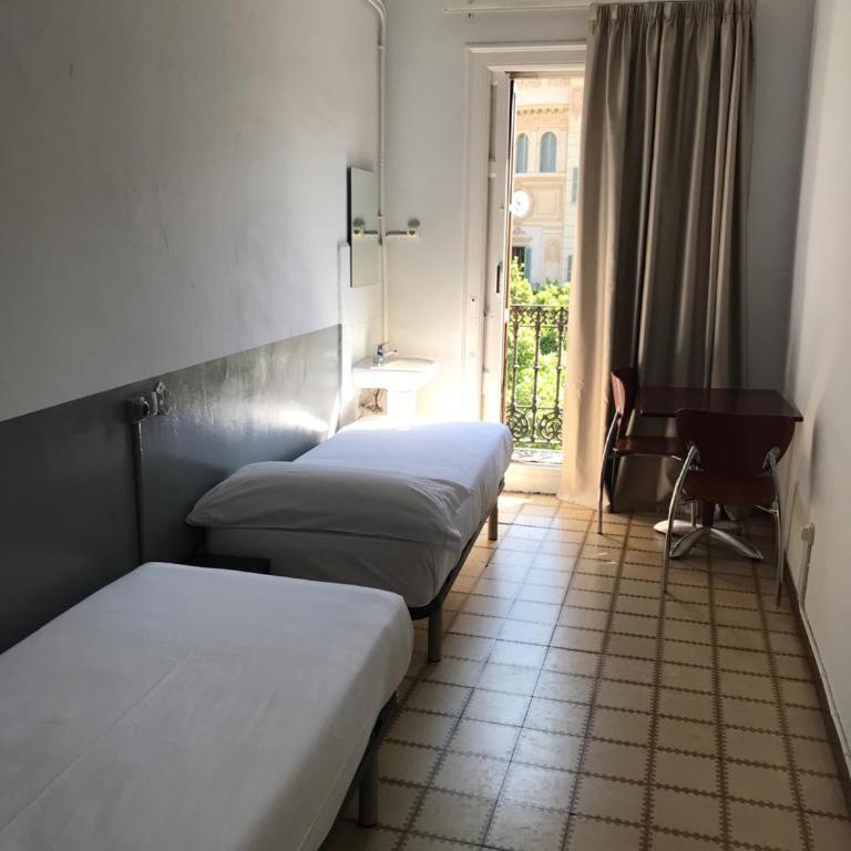 Hotel Monegal - Budget Triple Room with Shared Bathroom - 2