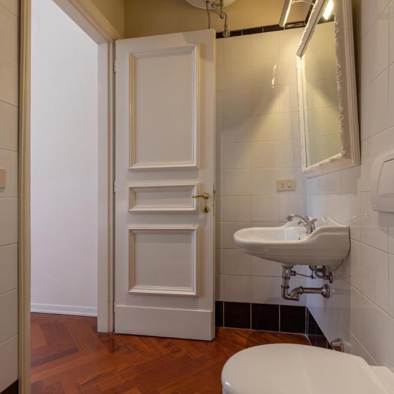 Seta spacious apartment next to the Duomo - Three-Bedroom Apartment - 15