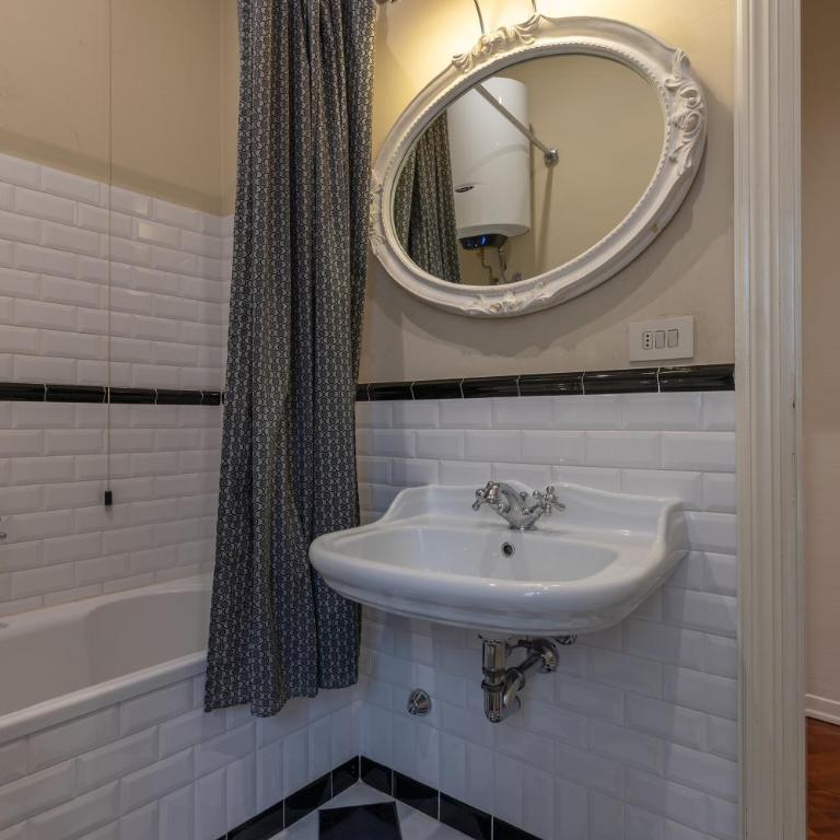 Seta spacious apartment next to the Duomo - Three-Bedroom Apartment - 40
