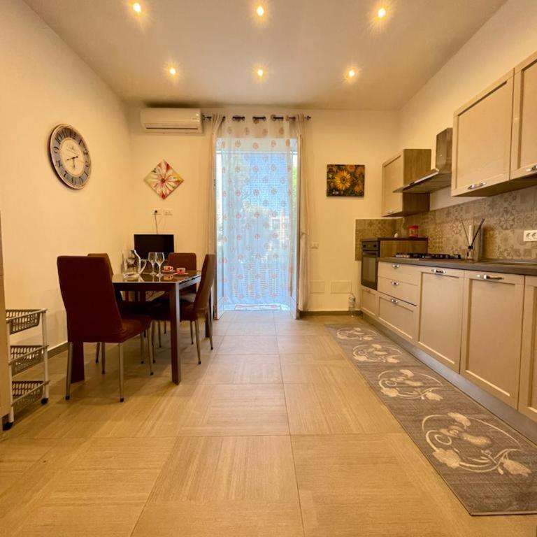 Lilibet Apartment - Three-Bedroom Apartment - 1