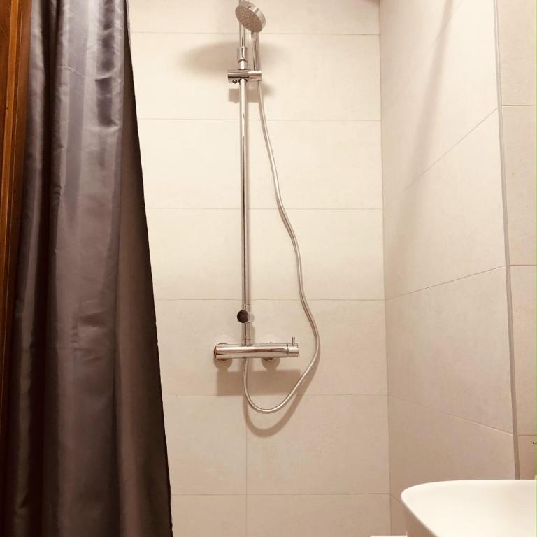 Guesthouse Giraffe - Double or Twin Room with Shared Bathroom - 10
