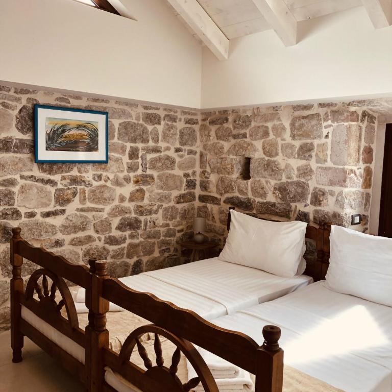 Guesthouse Giraffe - Double or Twin Room with Shared Bathroom - 1