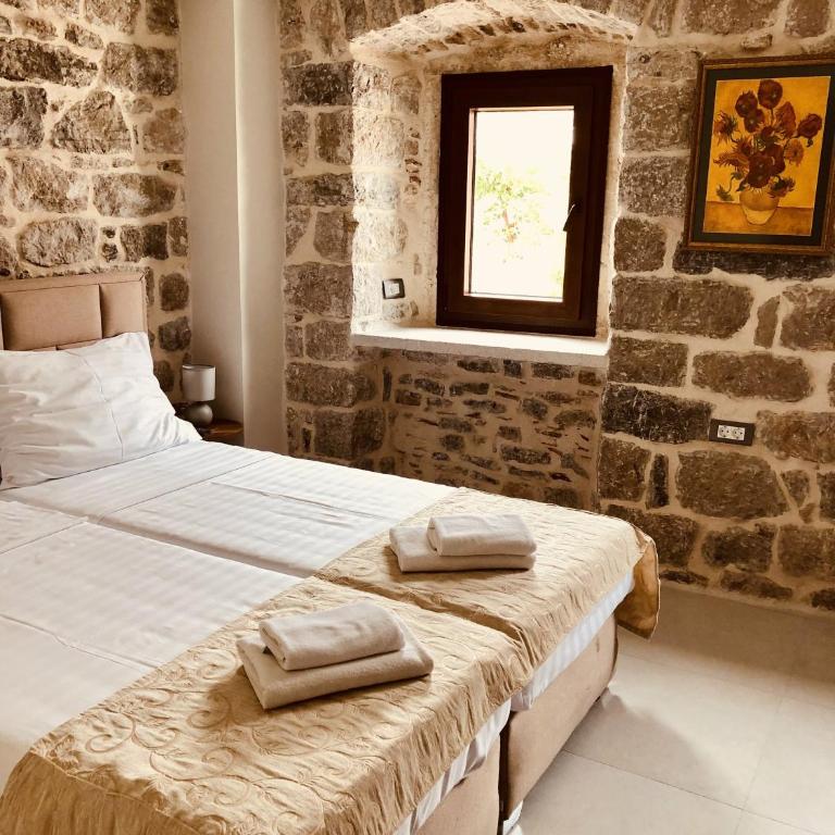 Guesthouse Giraffe - Double or Twin Room with Shared Bathroom - 12