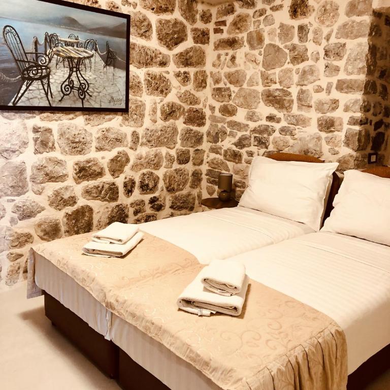 Guesthouse Giraffe - Double or Twin Room with Shared Bathroom - 5