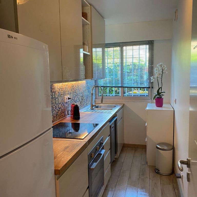 Exclusive 80 sqm apartment with private garden and terrace on the Cap d Antibes, 300 mt from sandy Plage de la Salis - Appartement - Vue sur Piscine - 8