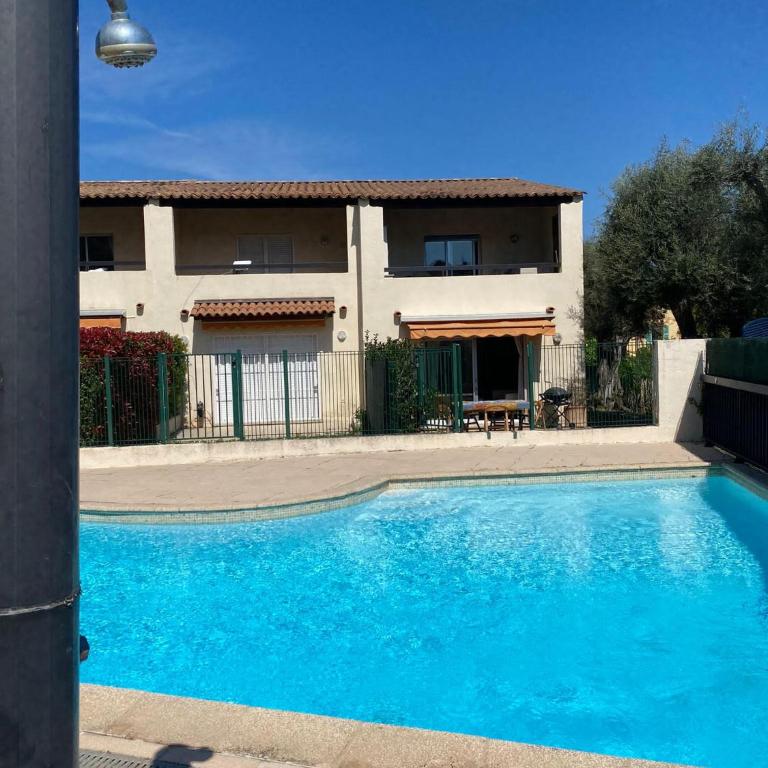 Exclusive 80 sqm apartment with private garden and terrace on the Cap d Antibes, 300 mt from sandy Plage de la Salis - Appartement - Vue sur Piscine - 22