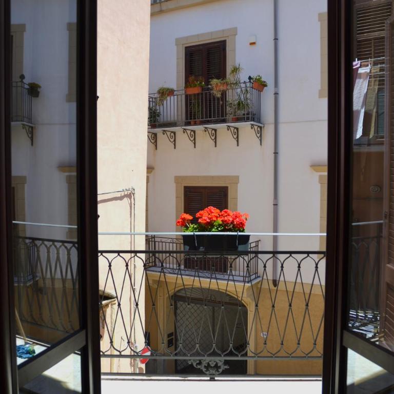 Isula - King Room with Balcony - 2