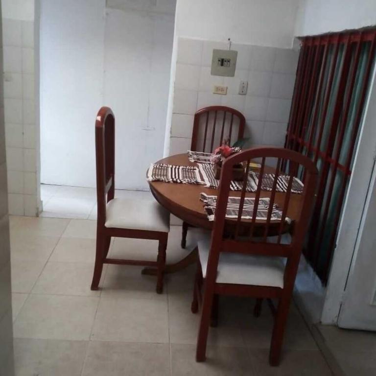 Comodo chalet, en una muy buena ubicación y rodeado de jardines - Apartamento de 3 dormitorios - 11