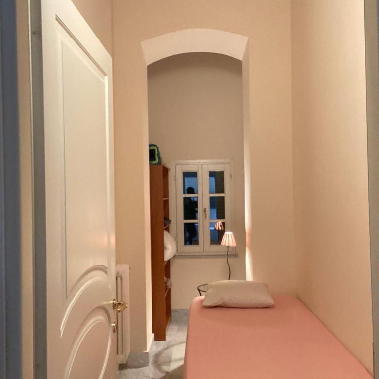 Renovated apartment with 3 bedrooms in an historic palazzo between port and old town - Three-Bedroom Apartment - 36