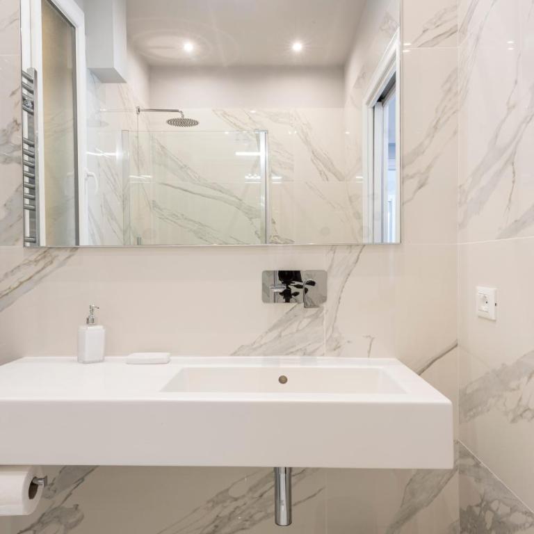 Ponte Vecchio Deluxe Apartments - Two-Bedroom Apartment - 11