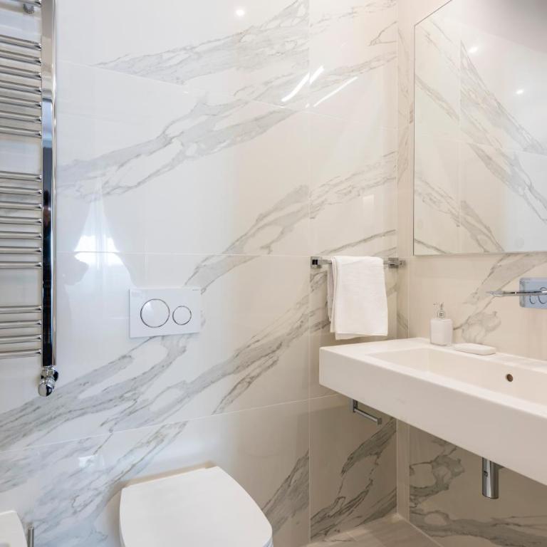 Ponte Vecchio Deluxe Apartments - Two-Bedroom Apartment - 13