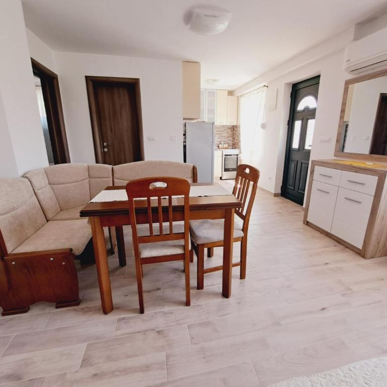 Apartments Blazevic - One-Bedroom Apartment with Terrace and Sea View - 13