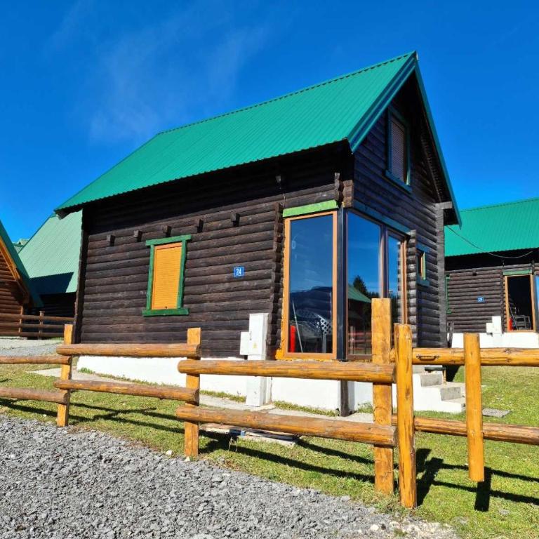 Black Pine - Two-Bedroom Chalet - 2