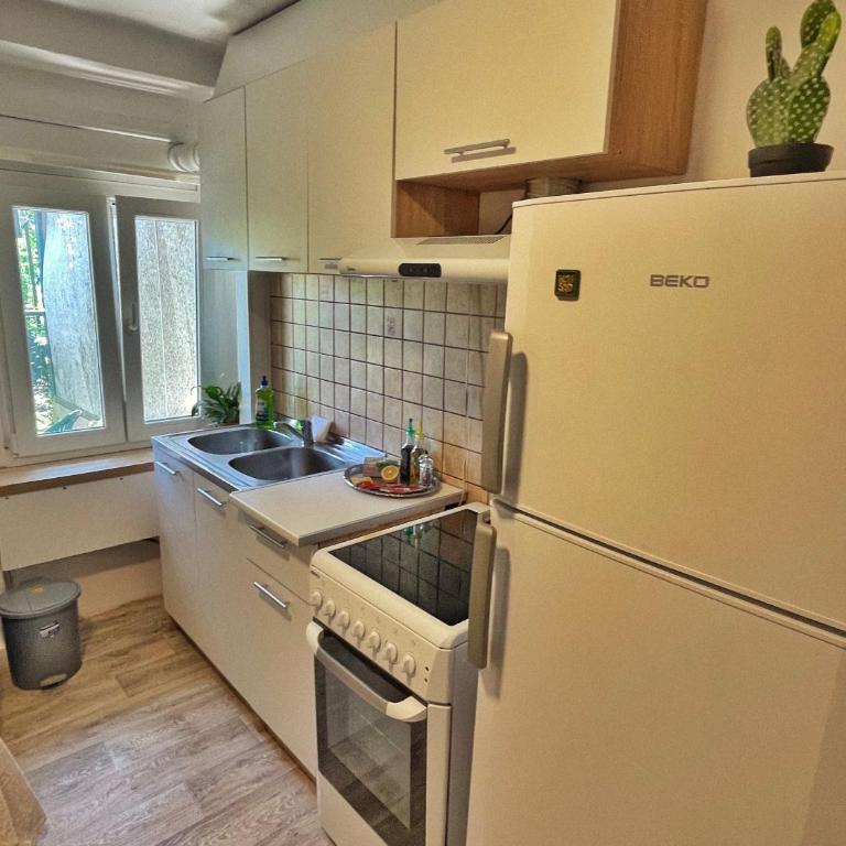 1-bedroom apartment with 3 beds + private parking - One-Bedroom Apartment - 4