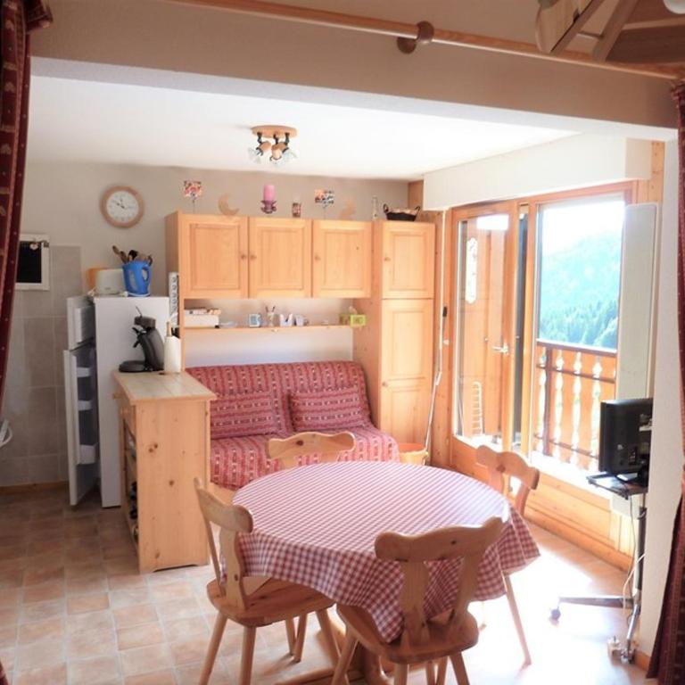 Spacieux 3 pièces avec balcon, parking et coin montagne - Appartement 1 Chambre - 2
