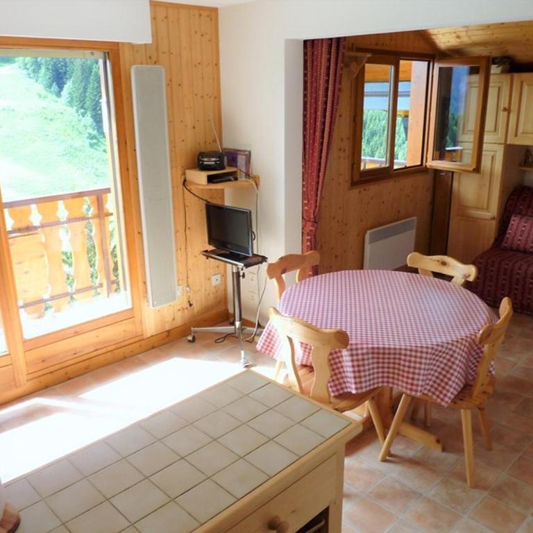 Spacieux 3 pièces avec balcon, parking et coin montagne - Appartement 1 Chambre - 14