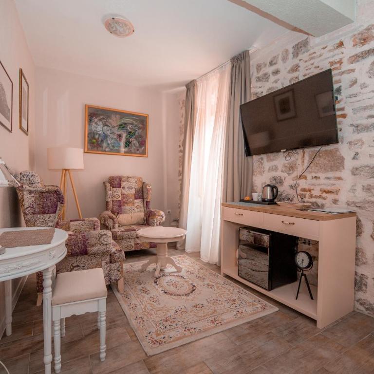 Antika Guesthouse - Deluxe King Room - 20