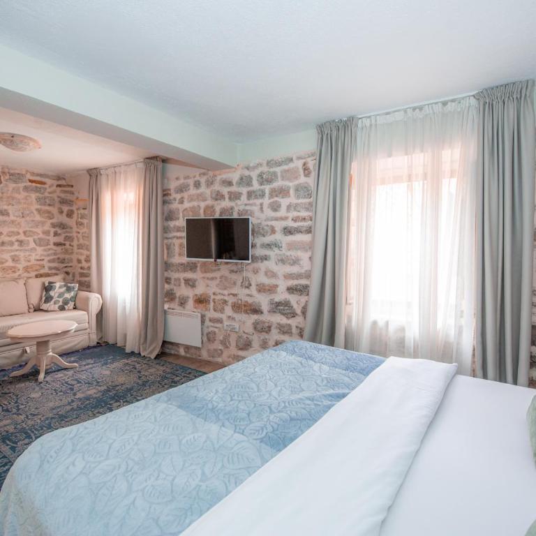Antika Guesthouse - Deluxe Double Room with Extra Bed - 5