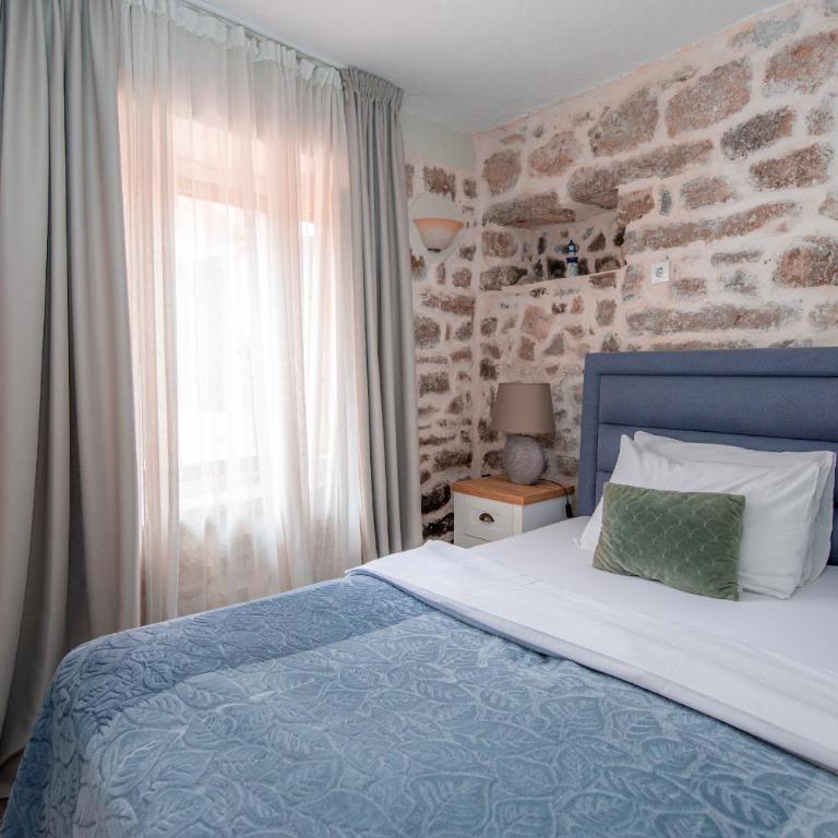 Antika Guesthouse - Deluxe Double Room with Extra Bed - 9