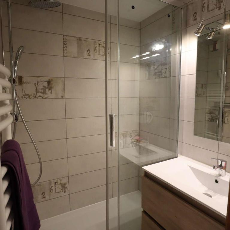 Appartement rénové en 2022 pour 3 personnes - Centre village - Piscine l'été - Classé 2 étoiles - Apartment mit 1 Schlafzimmer - 4