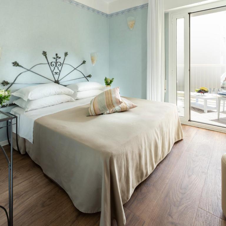 Hotel Apollo - Small Double or Twin Room with Balcony - 2