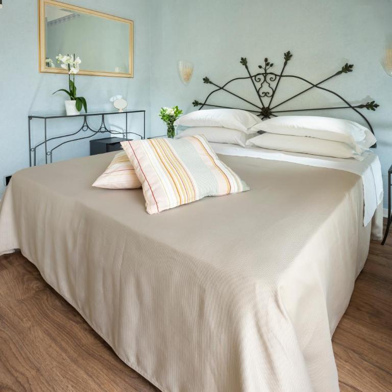 Hotel Apollo - Small Double or Twin Room with Balcony - 3