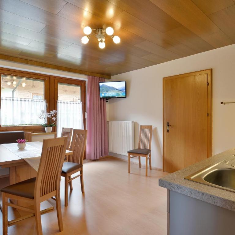 Gästehaus Alpengruss - Standard Doppelzimmer mit Balkon - 4