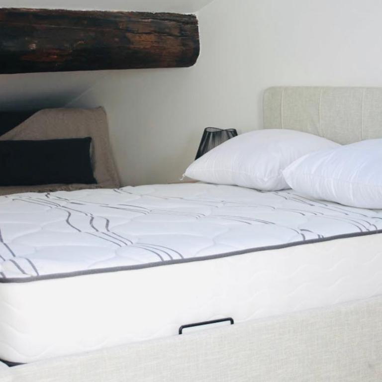 Duplex atypique rénové en plein centre du village - Appartement en Duplex - 12