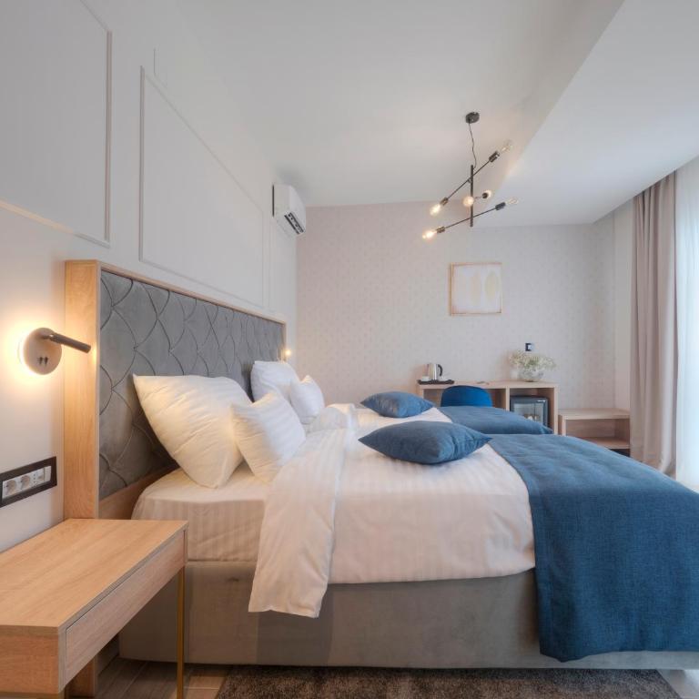 Hotel Idila Budva - Superior Dvokrevetna Soba sa Bračnim Krevetom / 2 Zasebna Kreveta i Pogledom na Vrt - 4