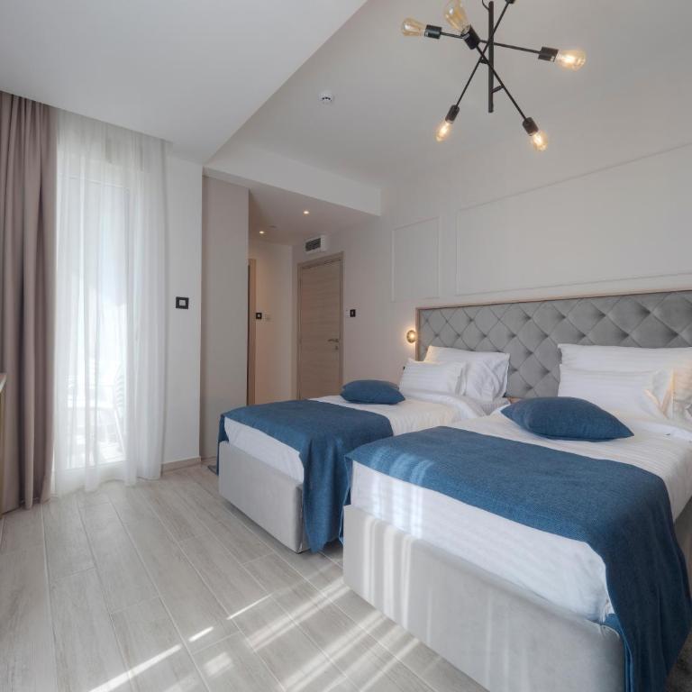 Hotel Idila Budva - Superior Dvokrevetna Soba sa Bračnim Krevetom / 2 Zasebna Kreveta i Pogledom na Vrt - 13